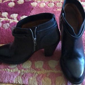 Frye Ankle boots in black leather!